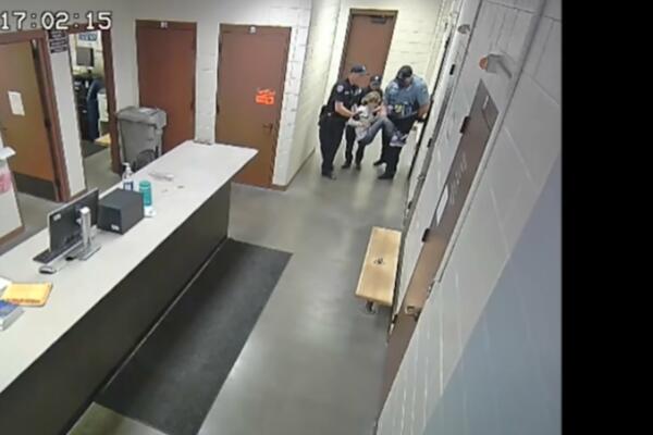 SRAMOTA! POLICAJCI SLOMILI RUKU DEMENTNOJ STARICI JER NIJE PLATILA ROBU: Nakon toga joj se SMEJALI (VIDEO)