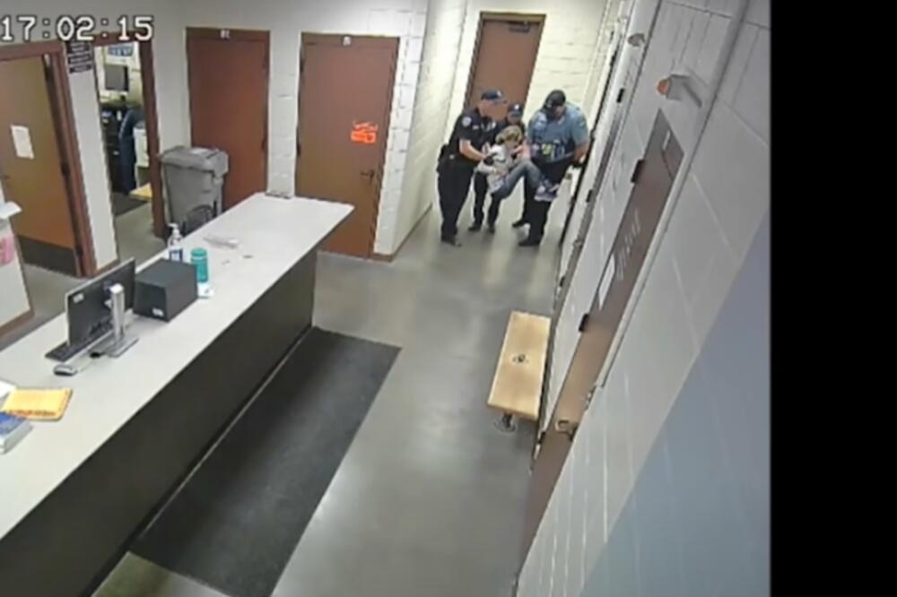 SRAMOTA! POLICAJCI SLOMILI RUKU DEMENTNOJ STARICI JER NIJE PLATILA ROBU: Nakon toga joj se SMEJALI (VIDEO)