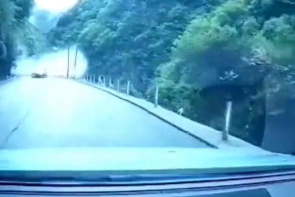 ZA DLAKU IZBEGNUTA SMRT! KAMENJE POČELO DA SE RUŠI NAD NJIMA: Otac i sin jedva uspeli da pobegnu (VIDEO)