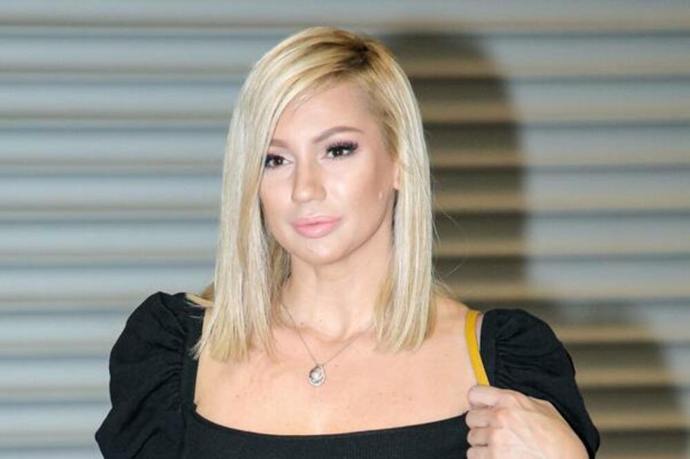 ANA KOKIĆ PRESTAJE SA PEVANJEM, MENJA POTPUNO PROFESIJU?! Zbunila mnoge objavom, šta se dešava?! (FOTO)