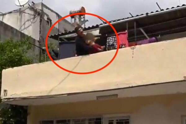 UŽAS! VIDNO POREMEĆEN OTAC PRETIO DA ĆE BACITI ĆERKU (4) SA KROVA KUĆE: Teror i šok u turskom gradu (VIDEO)