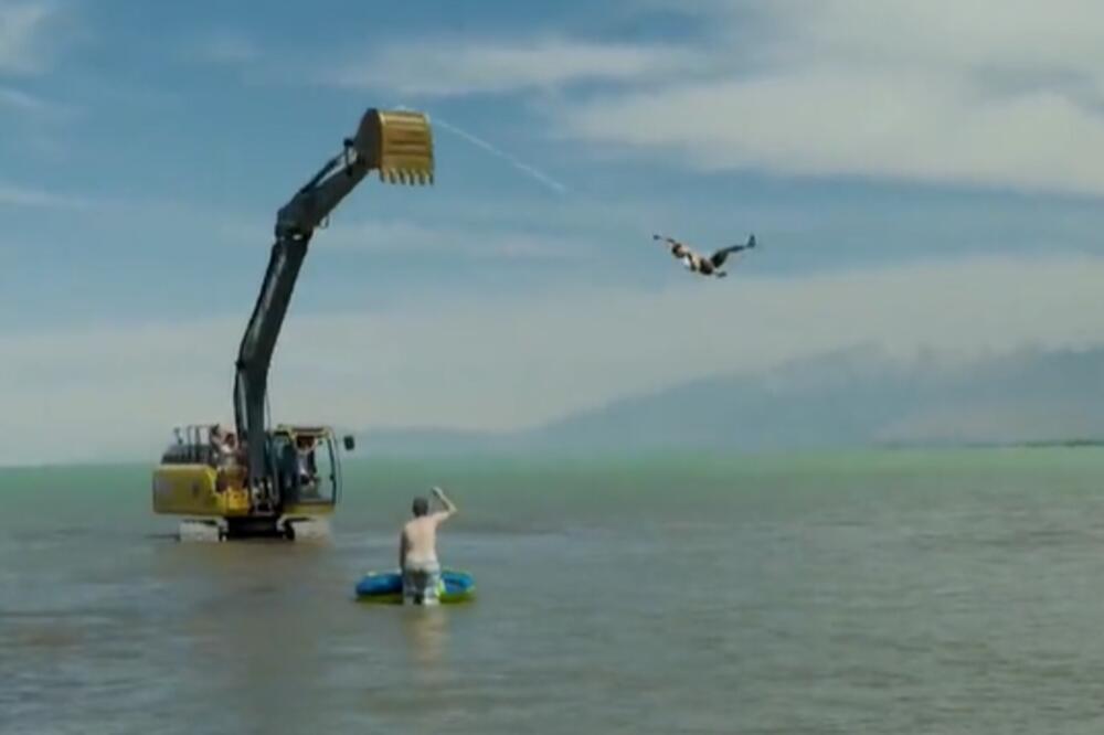 STRAVIČNA POVREDA MLADIĆA: Da li su mogli nešto GLUPLJE da urade u životu? (VIDEO)