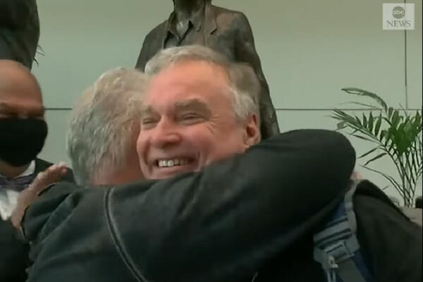 EMOTIVAN SUSRET OCA I SINA NAKON PUNIH 57 GODINA: Tragali jedan za drugim, onda usledio PREOKRET! (VIDEO)