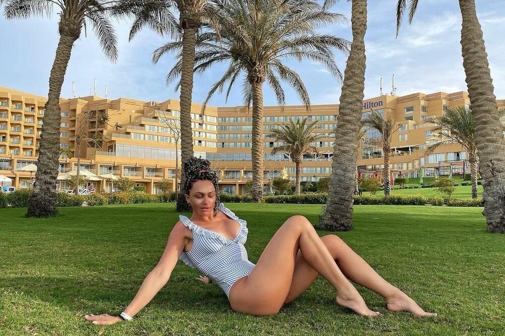 LJUPKA STEVIĆ POKAZALA CELOJ SRBIJI GRUDI U EMISIJI KOD SANJE MARINKOVIĆ: Nije imala ni brus!