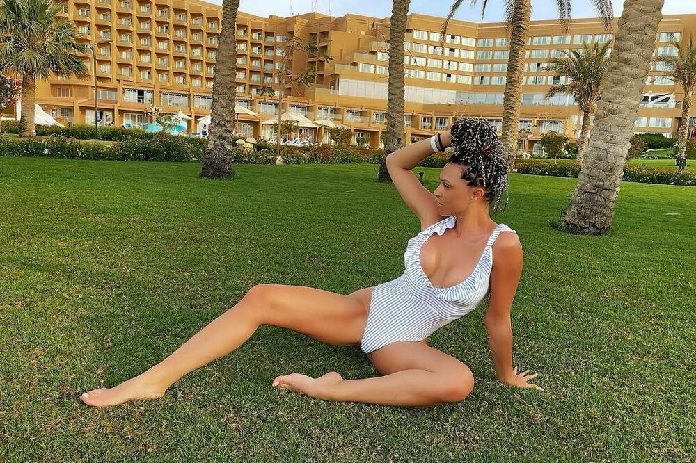 LJUPKA STEVIĆ POZIRALA BEZ GRUDNJAKA: Slike sa MORA koje MAME NA GREH! (FOTO)