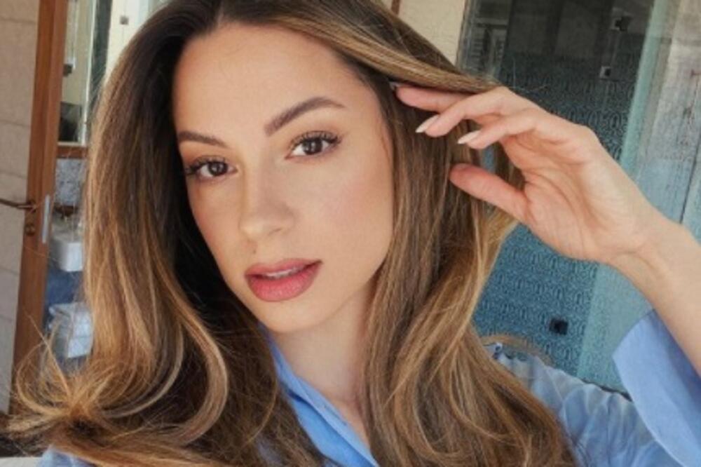 SARA JOVANOVIĆ JE UVEK TOP SREĐENA, A TEK DA JE VIDITE BEZ TRUNKE ŠMINKE: Ne biste mogli da verujete! (FOTO)
