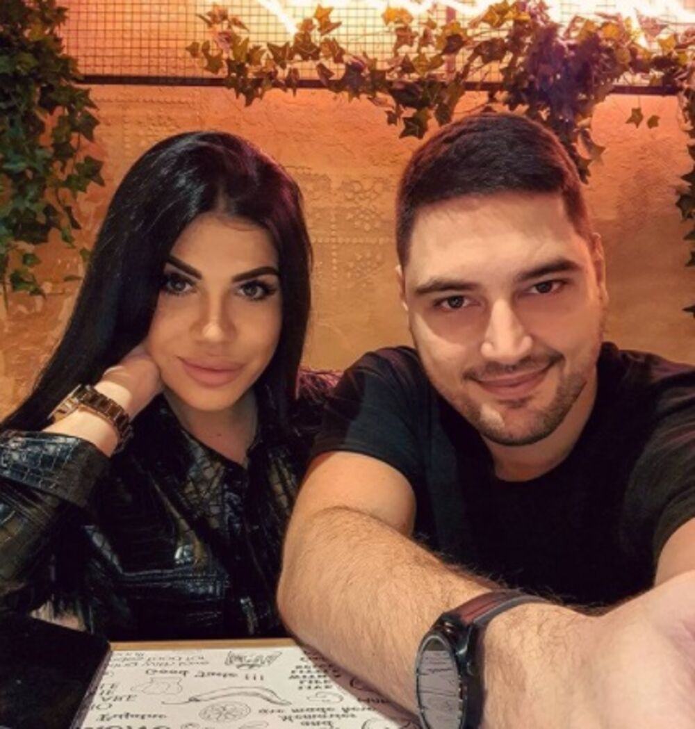 Perućica sa svojom devojkom