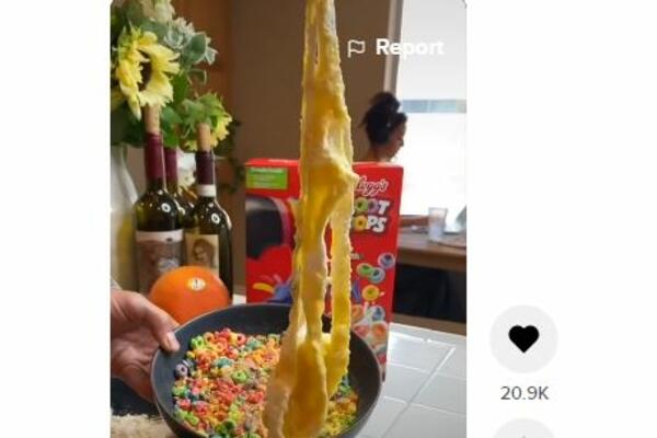 ČUDAK ZGROZIO PLANETU: Devojci je napravio sendvič sa POHOVANIM GAĆAMA, ništa GADNIJE DANAS NEĆETE VIDETI (VIDEO)