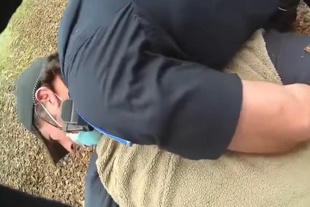 NOVI HOROR U AMERICI, POLICAJCI MU KLEČALI NA LEĐIMA DOK NIJE UMRO! Video snimak je STRAVIČAN (VIDEO)