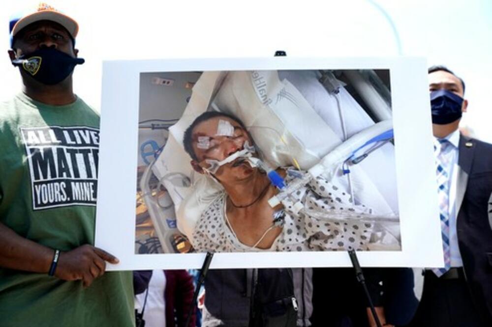 GAZIO GA I SKAKAO MU PO GLAVI: Uhapšen CRNAC koji je zverski pretukao AZIJATA u Njujorku (VIDEO)