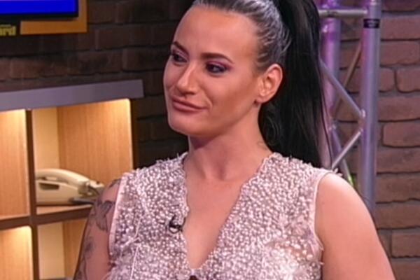 ŠOK U EMISIJI UŽIVO! KRISTINA PRIZNALA DA SU ONA I KRISTIJAN BRAT I SESTRA: Rodile se simpatije a ROĐACI?!