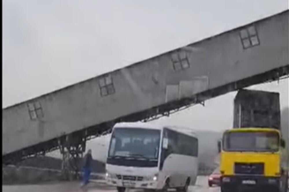 LOŠA PROCENA! NESVAKIDAŠNJA NESREĆA: Vozač kamiona podignutim KIPOM udario u transportnu traku za UGALJ (VIDEO)