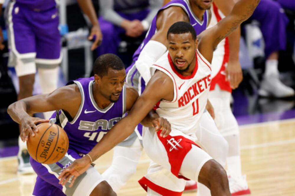 POTPUNO PREKRIVEN KRVLJU: Košarkaš Hjustona učestvovao u tuči ispred striptiz kluba (VIDEO)