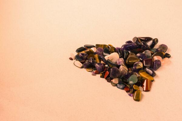 SVAKI POLUDRAGI KAMEN IMA ODREĐENU MOĆ I ZNAČENJE: Pozitivno utiču na raspoloženje, stanje svesti i energiju!