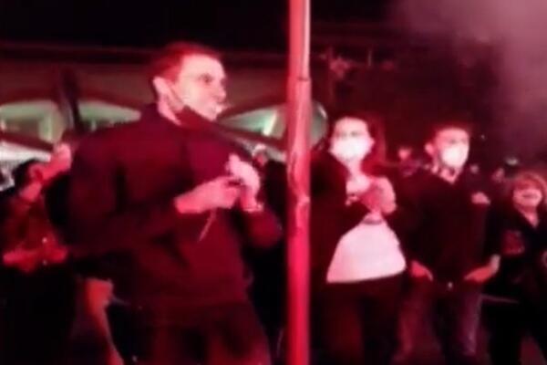 OVO NIKO NIJE DOŽIVEO: Atanasijevića navijaći iz kluba ispratili uz pesmu i bakljadu (VIDEO)