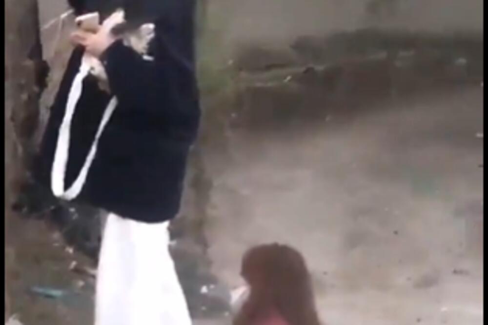 PRESKAKALA OGRADU PA OSTALA BEZ GAĆA! Potpuno BLESAV snimak kruži internetom (VIDEO)