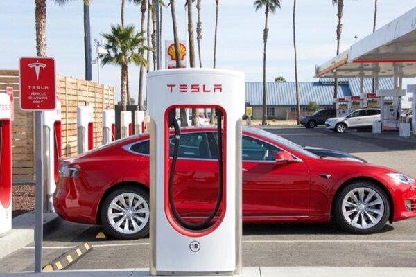 Otkrijte kako možete trgovati cenom akcija „Tesle“