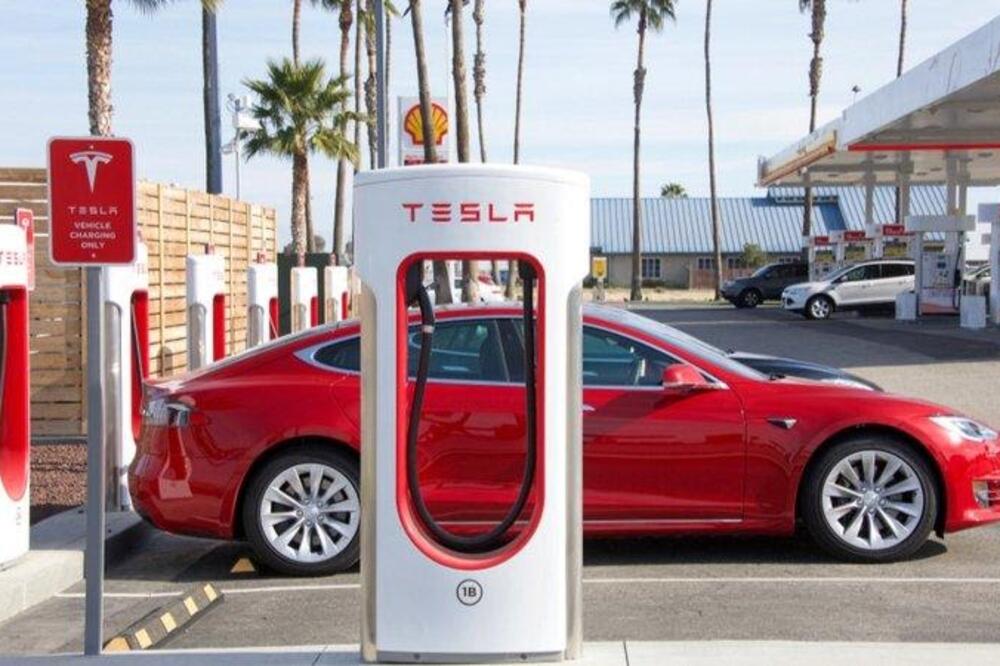 Otkrijte kako možete trgovati cenom akcija „Tesle“