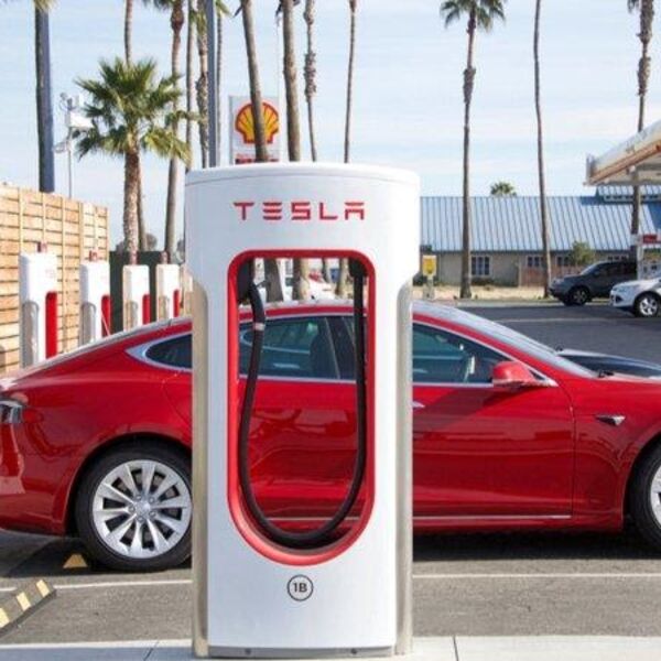 Otkrijte kako možete trgovati cenom akcija &bdquo;Tesle&ldquo;