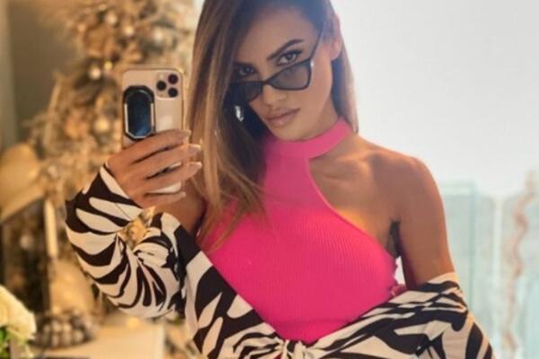 SINDI U BEZOBRAZNOJ POZI, ISPLIVALA FOTKA! Htela da napravila VRELU SLIKU, pa joj ispali INTIMNI DELOVI! (FOTO)