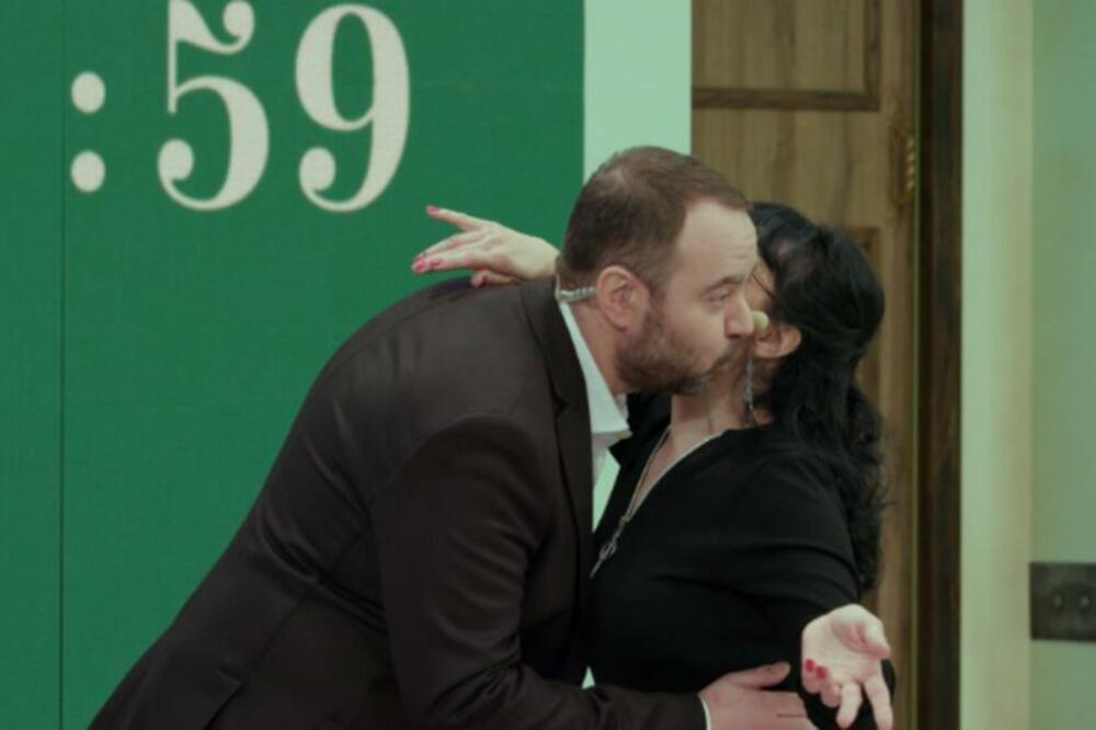 TAKMIČARKA SPOPALA VODITELJA USRED EMISIJE! Navalentno ponašanje šokiralo sve: Rekla mu ŠTA ŽELI OD NJEGA!