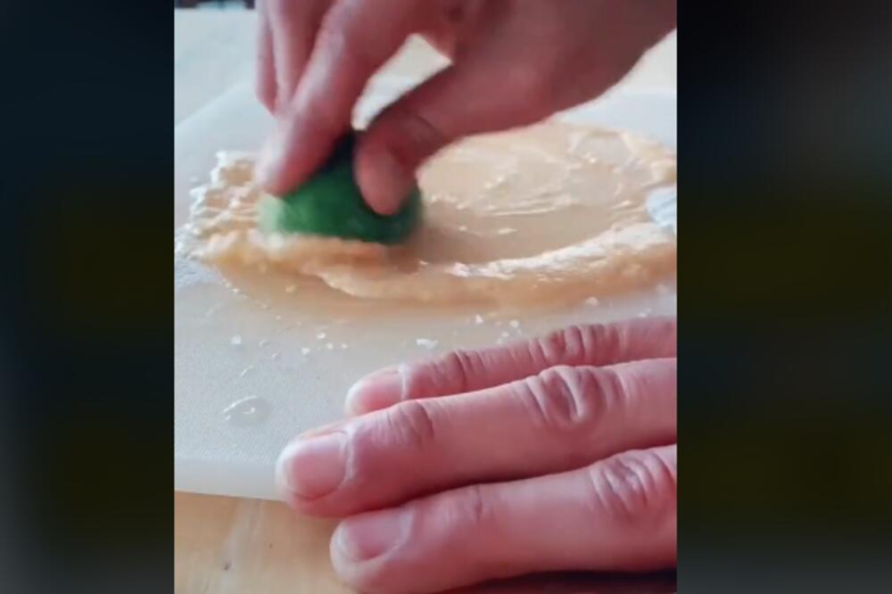 SADA VAŠA DASKA ZA SECKANJE MOŽE TRAJATI DUŽE: Postoje TRIKOVI za njeno čišćenje, uverite se SAMI (VIDEO)