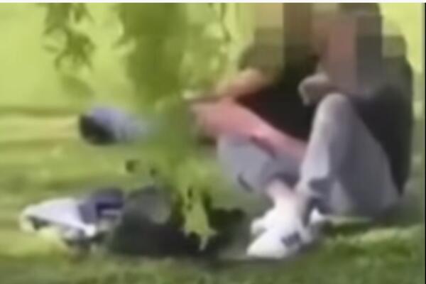 MAJKA JE UHVATILA ĆERKU U VRELOJ AKCIJI: Bila bez gaćica, radili svašta u JAVNOSTI, njeno opravdanje je HIT! VIDEO