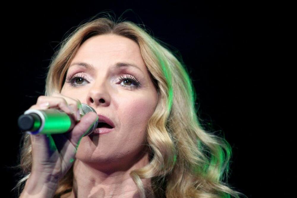 OBUKLA CRNU HALJINU SA DEKOLTEOM DO PUPKA! Hrvatska pevačica na televiziji dobila OTKAZ, razlog -LUDILO (FOTO)