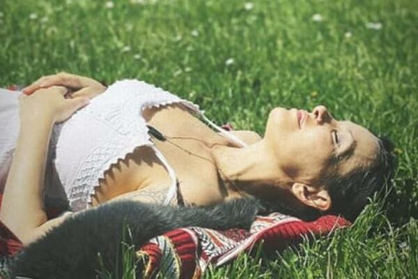 ISPLIVALA NIKAD VIĐENA SLIKA ELENE KARIĆ: Leži dok svi gledaju, au, šta je ovo? (FOTO)