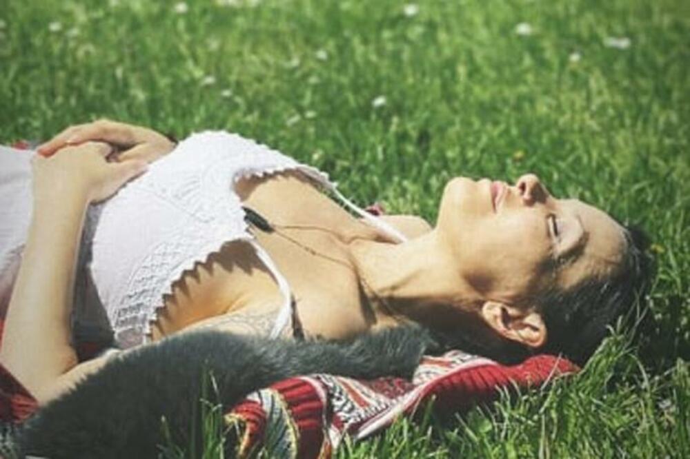 ISPLIVALA NIKAD VIĐENA SLIKA ELENE KARIĆ: Leži dok svi gledaju, au, šta je ovo? (FOTO)