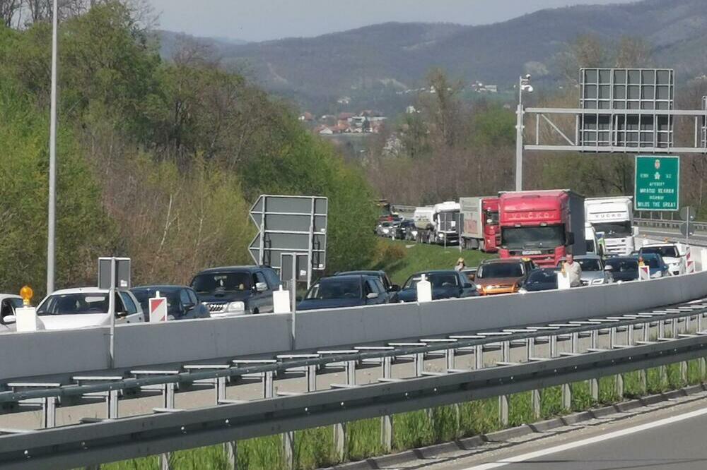 GRANIČNI PRELAZI: Teretnjaci se zadržavaju i do 90 minuta
