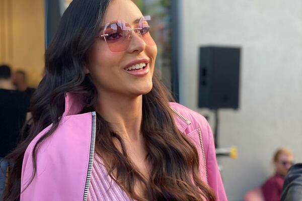 VRATILA SE PREPLANULA I ZASENILA SVE SVOJIM STAJLINGOM pa šokirala javnost PLANOVIMA ZA POTOMSTVO!