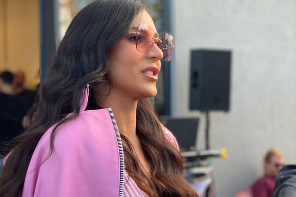 TAMAN TEN I USKI TOP! ANASTASIJA RASTURILA DRUŠTVENE MREŽE VATRENIM TELOM: Kao da je sa DRUGE PLANETE! (FOTO)