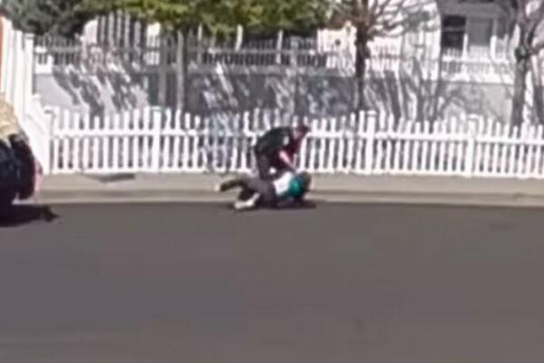 GLEDAJTE NA SVOJU ODGOVORNOST! POLICAJAC snimljen pri napadu na AUTISTIČNOG DEČAKA (VIDEO)