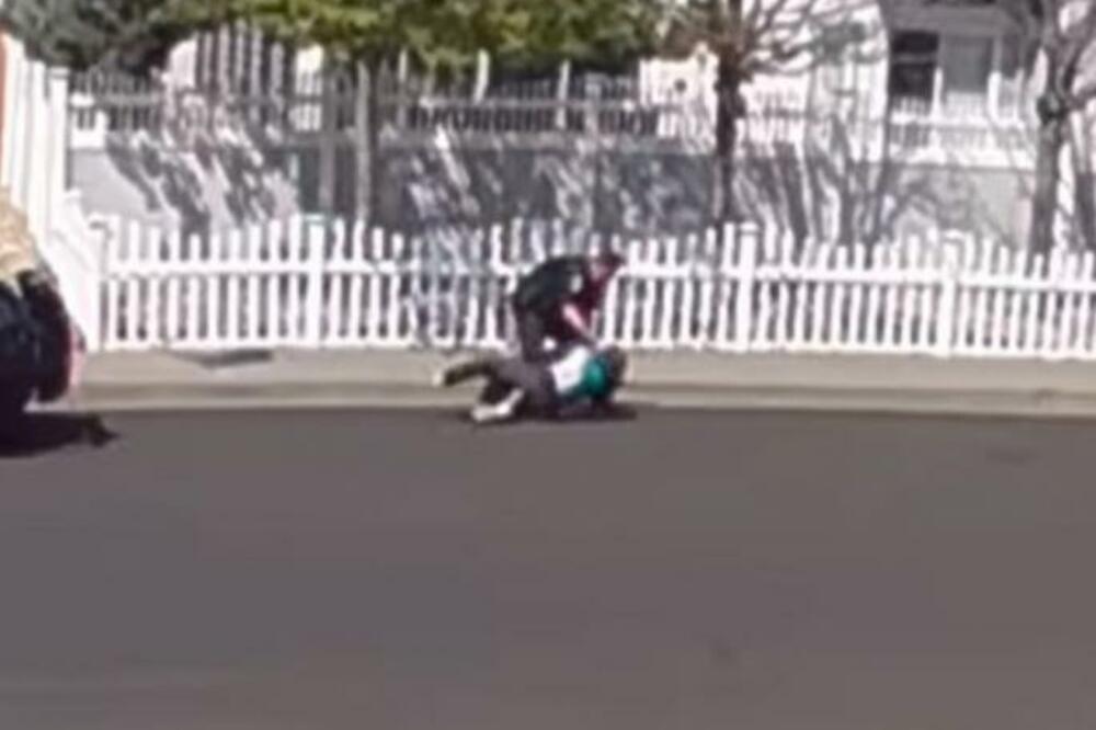 GLEDAJTE NA SVOJU ODGOVORNOST! POLICAJAC snimljen pri napadu na AUTISTIČNOG DEČAKA (VIDEO)