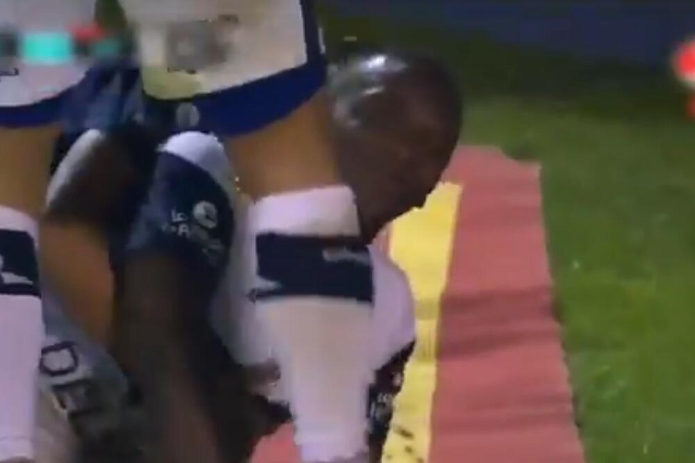 VIŠA SILA ILI KO ZNA ŠTA LI JE: Niko ne može da skonta kako je lopta prešla gol liniju! (Video)