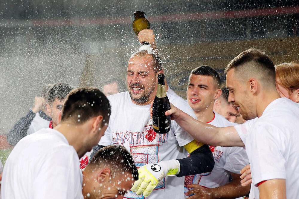 TRUBAČI GRME: Slavlje u svlačionici šampiona! (Video)