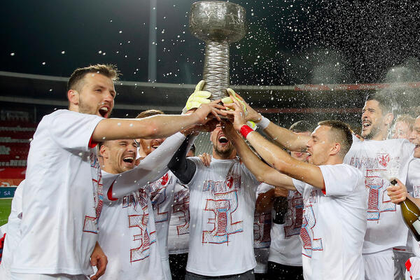 BORJAN JE PODIGAO PEHAR, A IGRAČI PORUČILI U GLAS: Nećemo se ovde zaustaviti! (Foto)