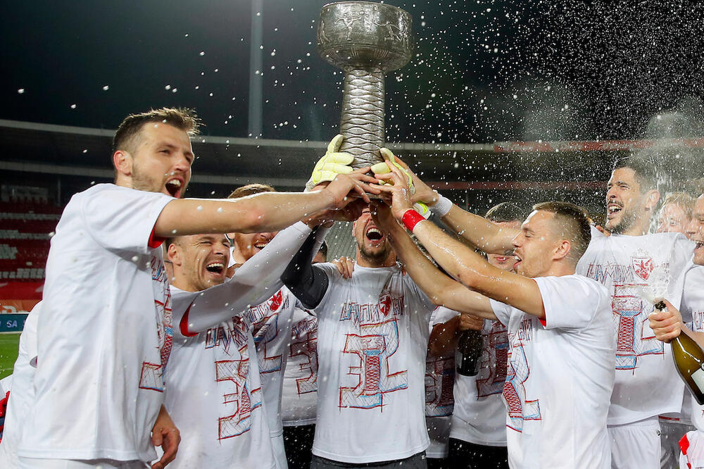 BORJAN JE PODIGAO PEHAR, A IGRAČI PORUČILI U GLAS: Nećemo se ovde zaustaviti! (Foto)