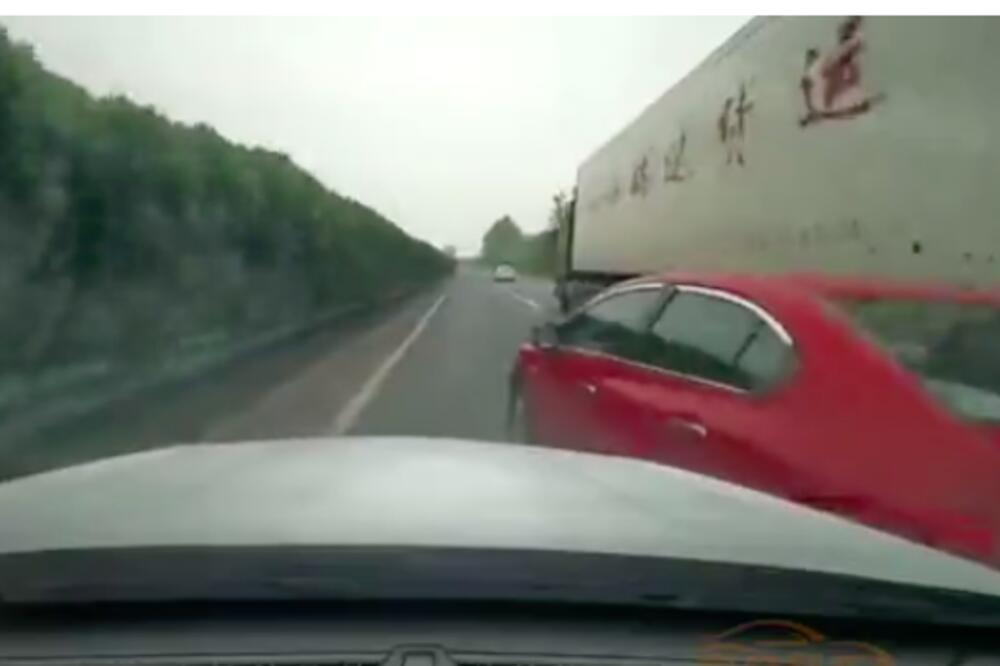 KAMION GA JE POVUKAO I POTPUNO "ZGUŽVAO": Snimljena strašna nesreća na auto putu! (VIDEO)