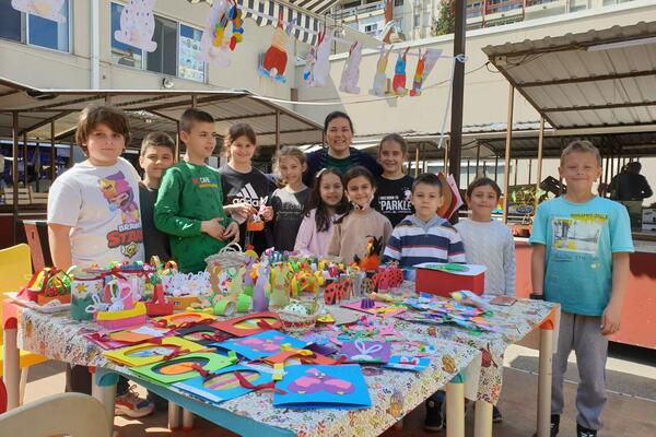 BRAVO, MALI HEROJI! Deca prodavala svoje umetničke radove, skupili 38.000 dinara za MALOG GAVRILA