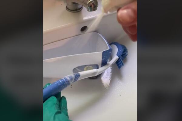 DA LI REDOVNO ČISTITE ČETKU ZA WC ŠOLJU? Ako ne, činite veliku grešku, pa pogledajte KAKO SE TO RADI! (VIDEO)