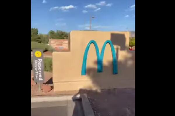 OVO JE JEDINI LOGO MEKDONALDSA NA SVETU KOJI NIJE ŽUT: Postoji dobar razlog za to (VIDEO)