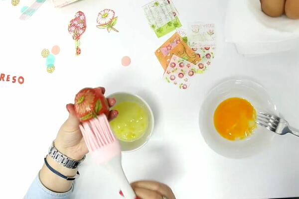 PROBALI SMO NAJBOLJU TEHNIKU ZA FARBANJE JAJA: Kratko je, efikasno, a rezultati su SPEKTAKULARNI! (VIDEO)