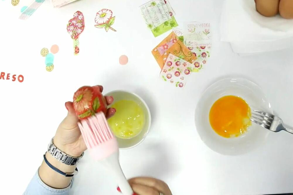 PROBALI SMO NAJBOLJU TEHNIKU ZA FARBANJE JAJA: Kratko je, efikasno, a rezultati su SPEKTAKULARNI! (VIDEO)