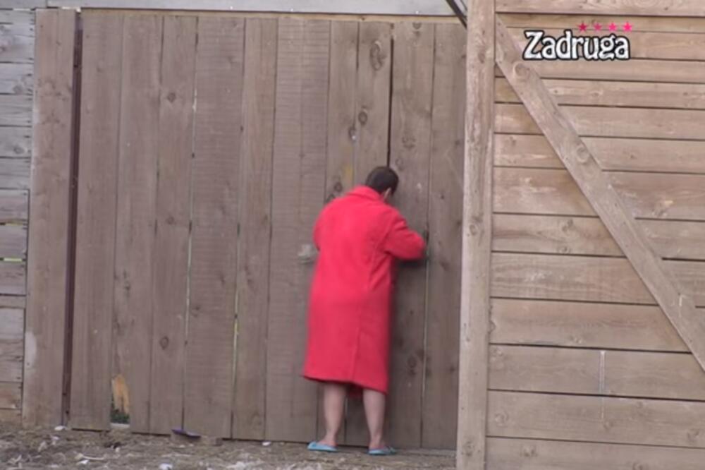 MILJANA KULIĆ U PIDŽAMI I SA ĆELAVOM GLAVOM POKUŠALA DA RAZVALI KAPIJU ZADRUGE: U cik zore pravila neviđeni HAOS!