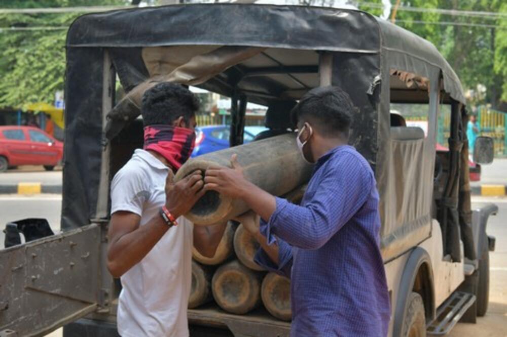 KONAČNO BOLJE VESTI IZ INDIJE: AMERIČKI VOJNI AVION POSLAO POMOĆ, stiglo preko 400 BOCA KISEONIKA! (FOTO GALERIJA)