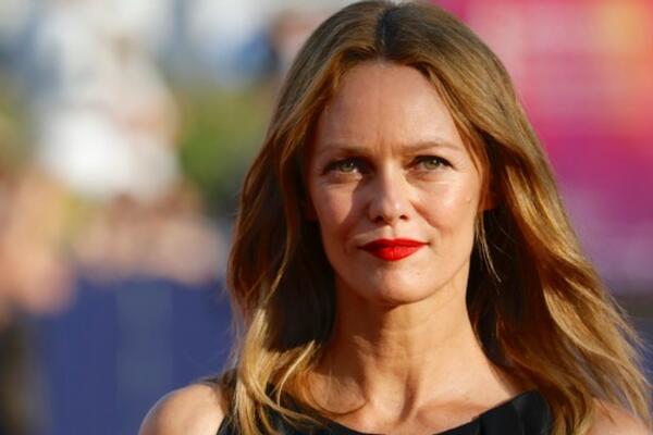 Svaki MUŠKARAC koji ju je upoznao - ZALJUBIO se: Najlepša NESAVRŠENA žena na SVETU se ne menja ni u 5. deceniji!