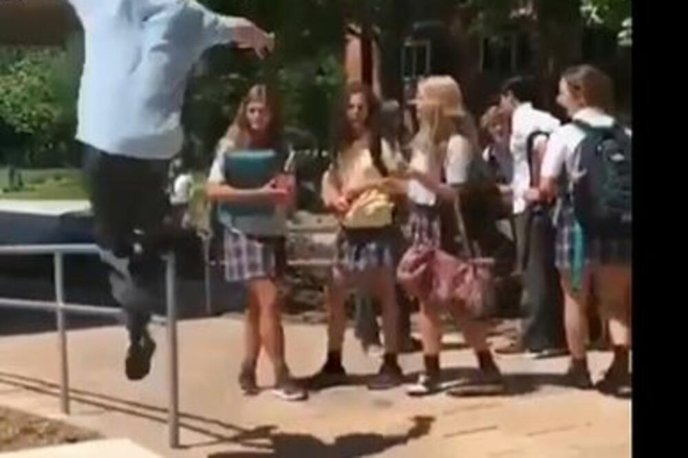 HTEO JE DA SE POKAŽE PRED DEVOJKAMA, NABIO JE GELENDER PRAVO TAMO GDE NE TREBA! Užasan blam i veliki bol! (VIDEO)