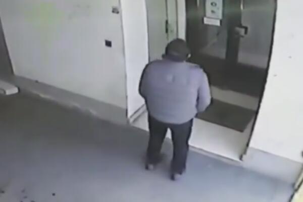 KADA JE VIDEO DA NIKOGA NEMA, OTKOPČAO JE PANTALONE I ČUČNUO! Novosađanin zgrozio sve svojim ponašanjem! (VIDEO)